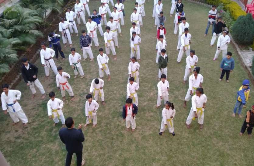 34th raising day of karate school was celebrated विजेता खिलाड़ियों को दिया सर्टिफिकेट