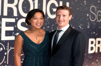 Happy 15th Facebook watch unseen photos of Mark zuckerberg 15 साल का हुआ फेसबुक, देखिए मार्क जकरबर्ग के हार्वर्ड हॉस्टल से लेकर ओबाम से खास मुलाकात की तस्वीरें