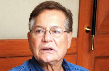 Salim Khan gives horse back ride to little Ahil, video going viral जानिए क्यों, घुटनों के बल चले सलमान के पिता सलीम खान, वीडियो तेजी से हो रहा वायरल