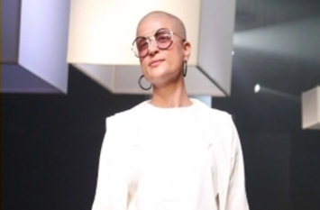 tahira kashyap walked at lakme fashion week with bald look Lakme Fashion Week : कूल सनग्लासेस और वेस्टर्न ड्रेस में नजर आई ताहिरा
