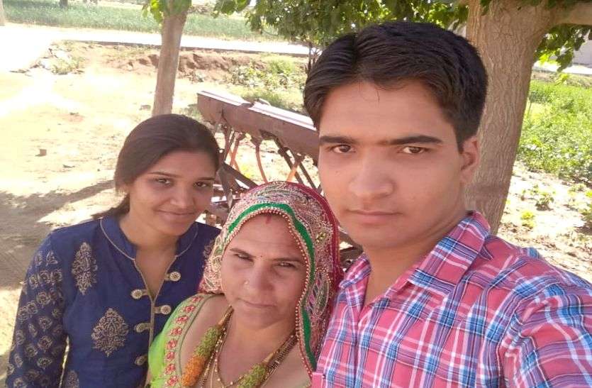 घर में शादी की खुशियां बांटी जा रही थी और निमंत्रण के लिए कार्ड बांटे जा रहे थे। लेकिन, शाम को जब बनड़े की मौत का समाचार मिला तो घर में कोहराम मच गया। घर में खुशियों का माहौल था, शादी के कार्ड बांटे जा रहे थे, शाम को बनड़े की मौत का समाचार मिला तो मच गया कोहराम