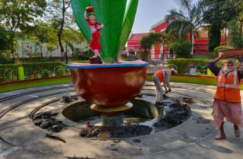 Now it looks beautiful, park color अब और सुंदर दिखने लगा पार्क रंग रोगन से निखरी रंगत