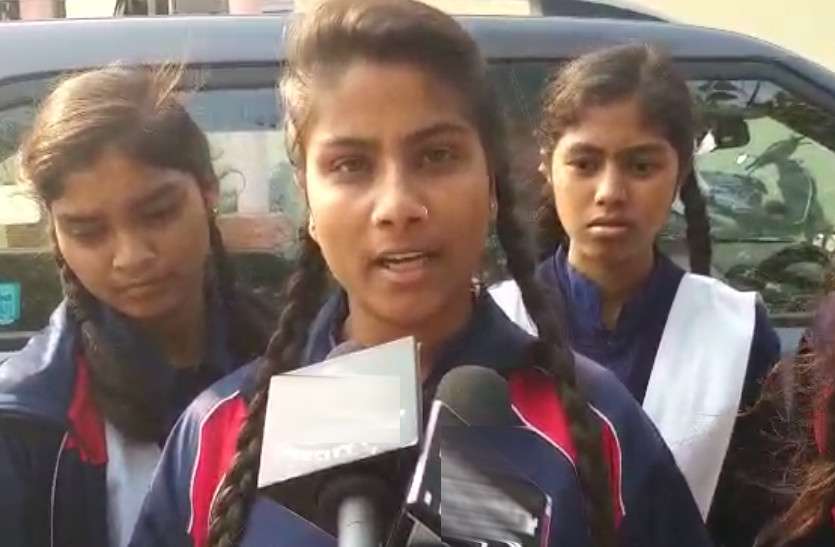 students हॉस्टल की छात्राओं ने लगाए आरोप- दलिया और चनों में आते हैं कीड़े, शिकायत करने पर मिलती है फैल करने की चेतवानी