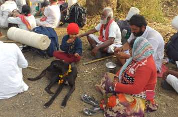 Mother Narmada's 7 year old devotee has stepped out on foot पैदल परिक्रमा पर निकली है मां नर्मदा की ७ साल की भक्त