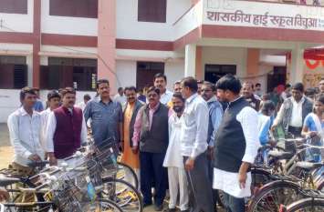 Students studying in mind and reaching regular school मन लगा कर पढ़े और नियमित स्कूल पहुंचे छात्र