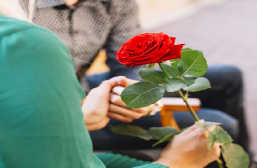 Before Giving Rose To Someone On Rose Day Know Different Roses Meaning Rose Day 2020 हर ग ल ब क ह त ह अलग मतलब इजह र ए इश क स पहल ज न ल सह म यन त क न