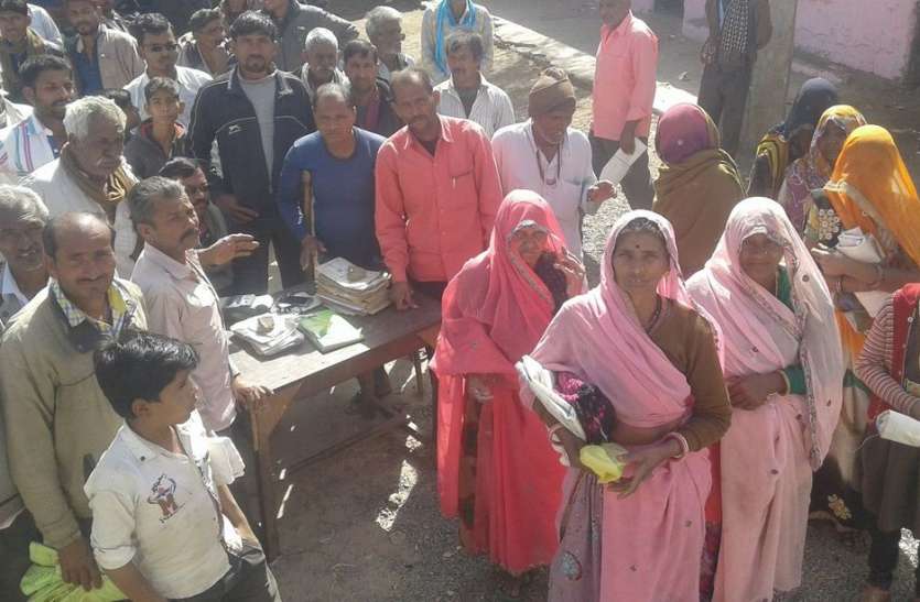 patrika ग्रामीणों ने दी आंदोलन की चेतावनी, लगाया जाम