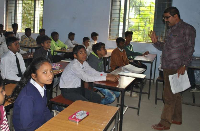 MP Board 10th Exam 2019 किताब खोलकर लिख रहे थे, उड़नदस्ता दल पहुंचा तो मची खलबली, 10 परीक्षार्थियों पर हुई कार्रवाई