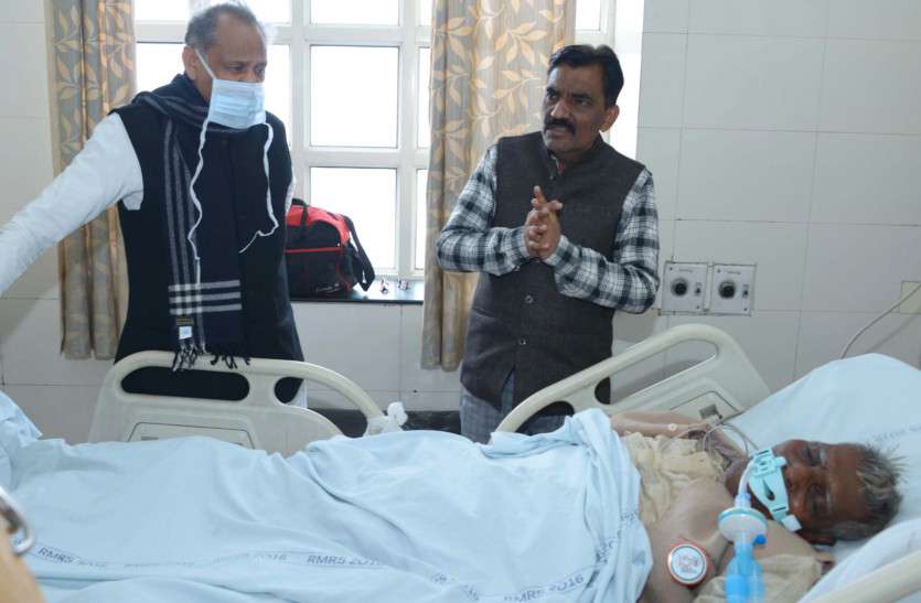 CM Ashok Gehlot met Freedom Fighter Dhannalal Patwa in ICU मुंह पर मास्क पहन इस फ्रीडम फाइटर का हाल जानने ICU पहुंच गए CM गहलोत