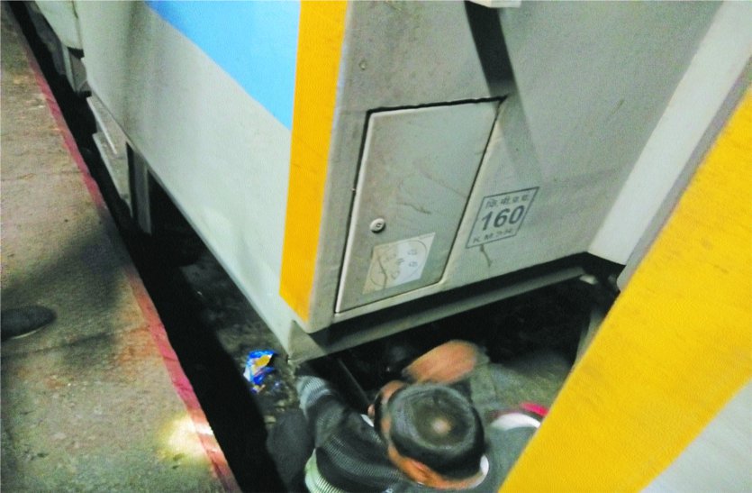 patrika ऐसा क्या हुआ कि कोच को टे्रन से हटाना पड़ा