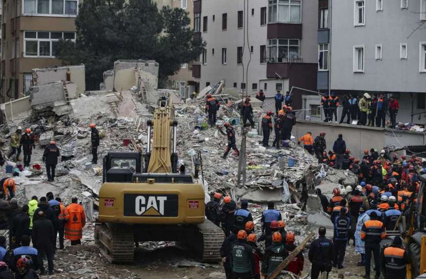 Building collapsed in turkey resulting in 10 deaths तुर्की: बहुमंजिला इमारत के अचानक ढहने से 10 की गई जान, अभी भी मलबे में फंसे हैं कई