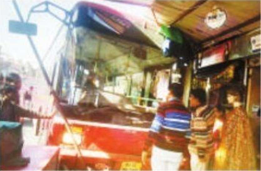 low flour bus लो फ्लोर या यमदूत! बेकाबू दौड़ी बस, दो दुकानों में जा घुसी