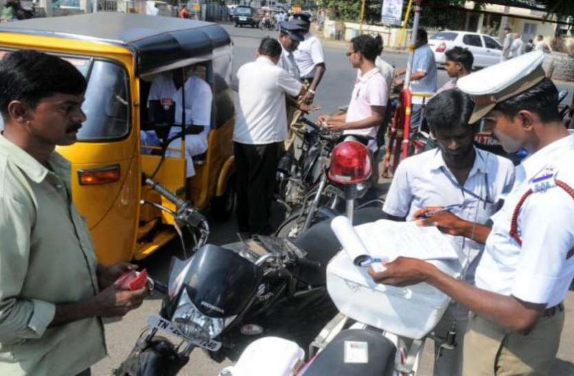 traffic कार और बाइक चलाने वालों के लिए सरकार लेकर आई नया नियम, अब चालान के साथ बढ़ जाएगा प्रीमियम