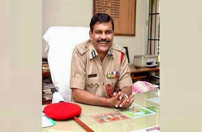 पश्चिम बंगाल: पूर्व सीबीआई निदेशक नागेश्वर राव के दो ठिकानों पर कोलकाता पुलिस की छापेमारी, सियासत तेज पश्चिम बंगाल: पूर्व सीबीआई निदेशक नागेश्वर राव के दो ठिकानों पर कोलकाता पुलिस की छापेमारी, सियासत तेज