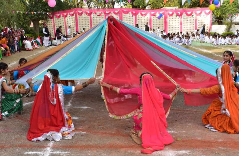 Saraswati School Keshav Nagar in Celebrated Body Anniversary राजस्थानी लोकनृत्य से रीझ लिया मन