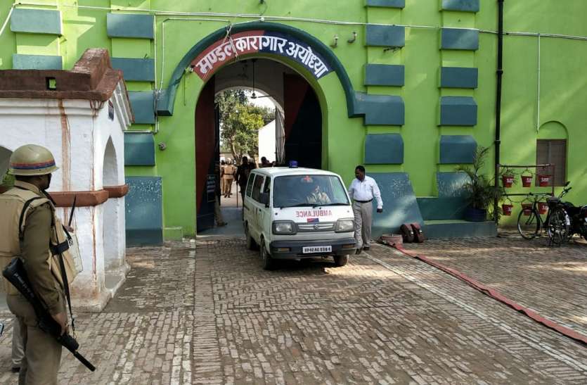 Prisoners beat up in Divisional jail Ayodhya सनसनीखेज़ : सिलेंडर पर कब्जा कर जेल उड़ाने की धमकी देते रहे कैदी मिन्नतें करता रहा प्रशाशन