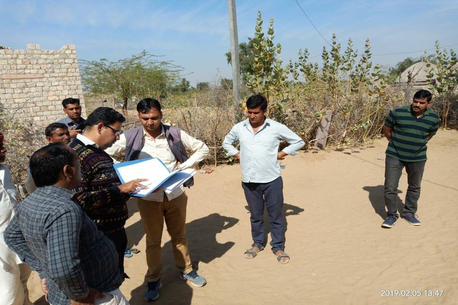 Investigation committee reached to monitor pond after 13 million embez 13 लाख गबन के बाद तालाब का निरीक्षण करने पहुंची जांच कमेटी