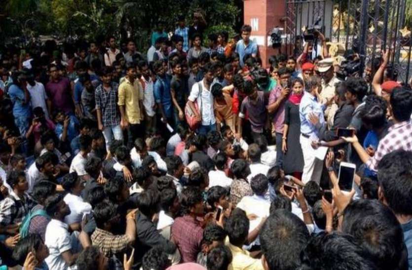Pakistan police detains academician house for participating in protest पाकिस्तान: सरकार के खिलाफ सड़क पर उतरा प्रोफेसर तो भड़क गई पुलिस, घसीट ले गए थाने