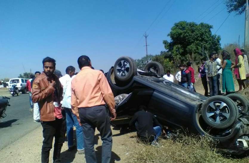 Auto and car hit स्कूल से बंक मारकर घूमने निकले दो छात्र कार की चपेट में आए, एक की मौत