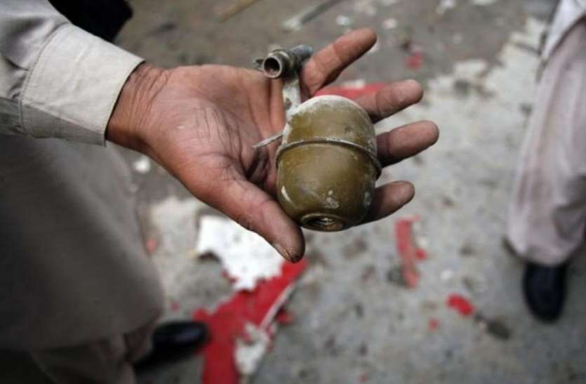 Paris yellow vest protest man's finger damaged after grenade exploded in his hand सरकार के खिलाफ प्रदर्शन में शख्स ने खोई अंगुलियां, फ्रांस में 13 हफ्तों से जारी है विरोध