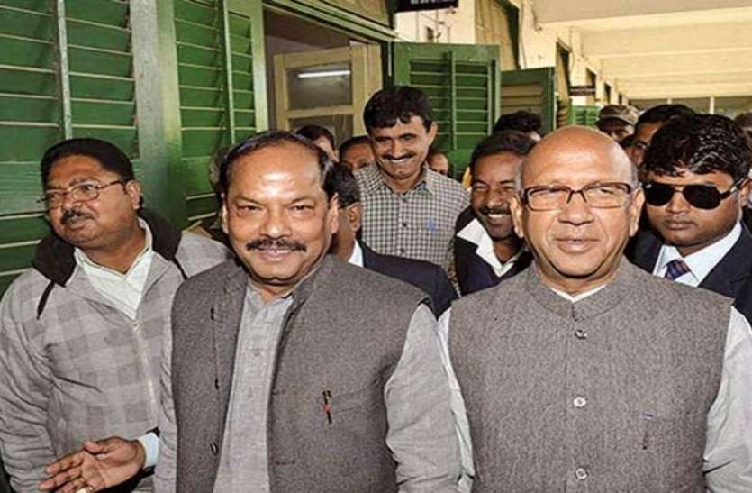 झारखंड भाजपा में पार्टी के अंदर छिड़ा संग्राम, इस दिग्गज मंत्री ने की इस्तीफे की पेशकश झारखंड भाजपा में पार्टी के अंदर छिड़ा संग्राम, इस दिग्गज मंत्री ने की इस्तीफे की पेशकश