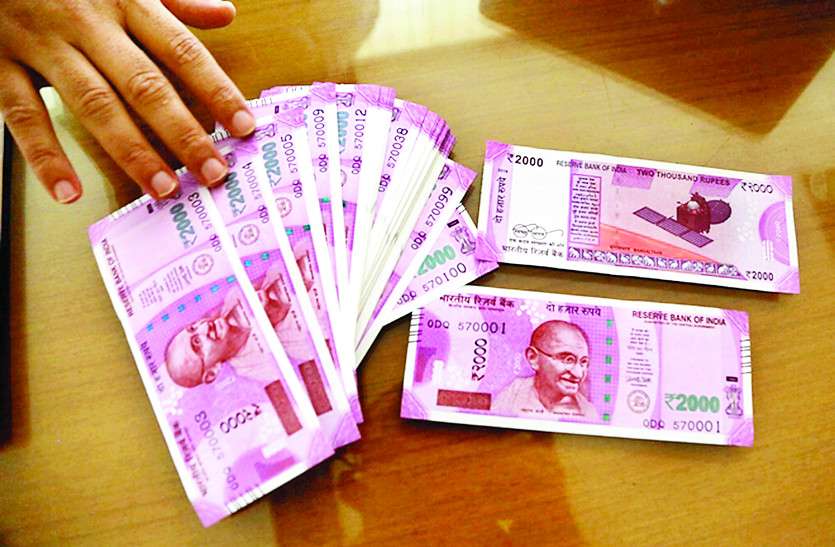 hoshangabad crime latest hindi news उपयंत्री ने किस्त जारी करने के बदले रिश्वत लेते कर्मचारी को रंगे हाथ पकड़ा
