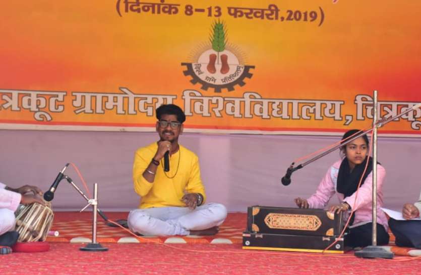 Gramodya Mahotsav: Talent showing in painting and singing ग्रामोदय महोत्सव : पेंटिंग और गायन में दिखा टैलेंट