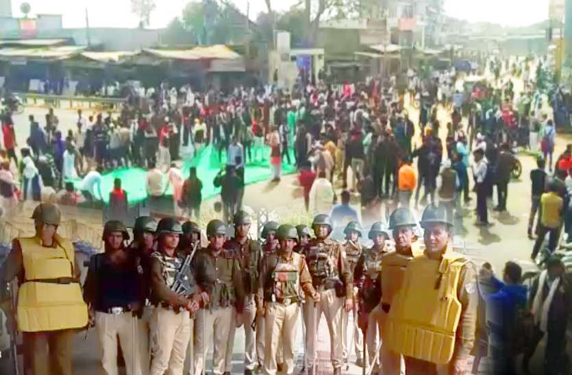 Gurjar agitation दौसा तक पहुंची गुर्जर आंदोलन की आग! आंदोलनकारियों ने लगाया जयपुर-आगरा हाईवे पर जाम, बाजार बंद