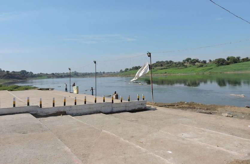 narmada मध्यप्रदेश के इस क्षेत्र में बेतहासा खनन से नर्मदा में जगह-जगह नजर आने लगे टापू
