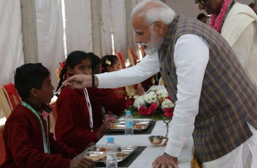 पीएम मोदी पीएम मोदी ने बच्चों को खिलाया खाना, अक्षय पात्र फाउंडेशन ने परोसी 300 करोड़वीं थाली