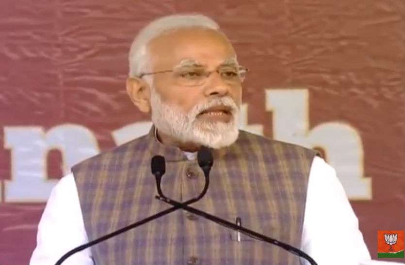 Police force raid on railway station for PM Narendra modi security पीएम नरेन्द्र् मोदी के झांसी आगमन पर सुरक्षा को लेकर रेलवे स्टेशन पर हुई छापेमारी, फोर्स देखकर यात्री रह गए हैरान, देखें वीडियो