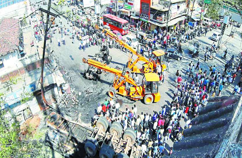 accident ट्रक की चपेट में आने से वैन बना आग का गोला, चालक की मौके पर हुई दर्दनाक मौत
