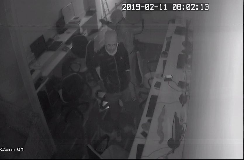 theft मंकी केप पहनकर आए बदमाशों ने पंद्रह मिनट में की चोरी