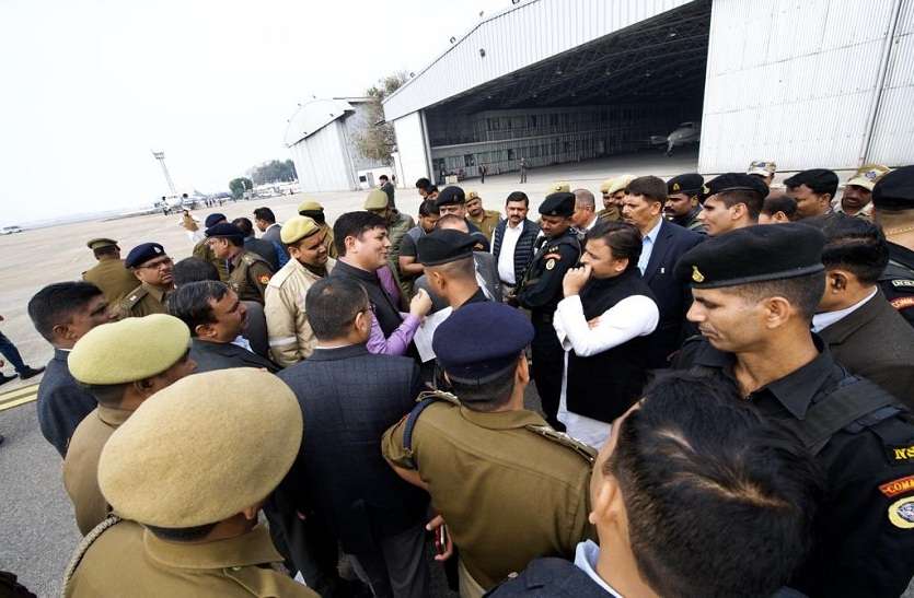 stopped at the airport without any written order अखिलेश यादव ने किया ट्वीट, बिना किसी लिखित आदेश के मुझे एयरपोर्ट पर रोका गया