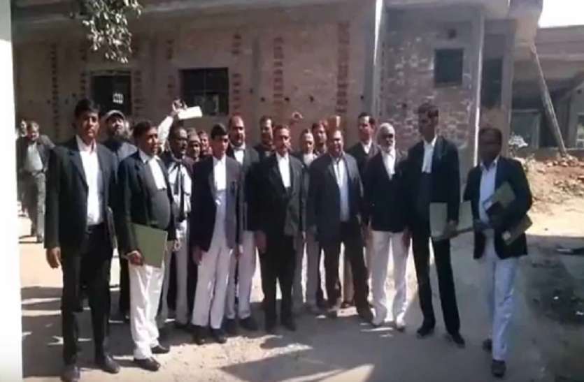 Advocate Union Demand New Facility अधिवक्ता संघ ने प्रदर्शन कर इन नई सुविधाओं की मांग की, डीएम को सौंपा ज्ञापन