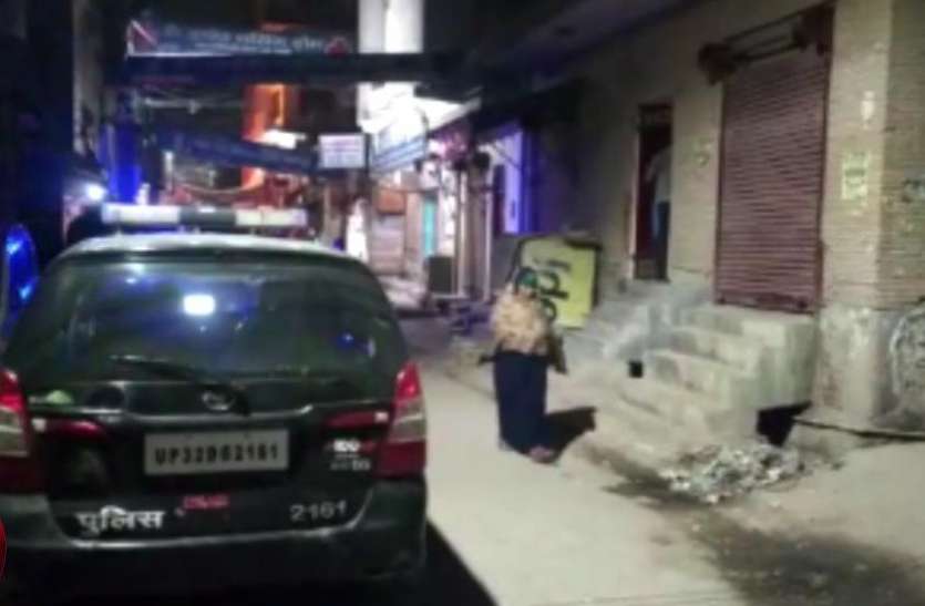 news शराब तस्कर को पकड़ने पहुंची आबाकारी टीम तो तस्करों ने पथराव कर महिला कांस्टेबल को ही एेसे बना लिया बंधक - देखें वीडियो