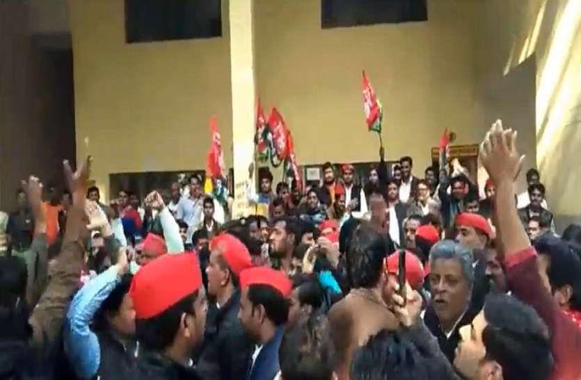 Samajwadi workers protest against yogi adityanath सैकड़ों की संख्या में सड़कों पर उतरे सपा कार्यकर्ता, पुलिस की आंखों में धूल झोंककर फूंका योगी का पुतला