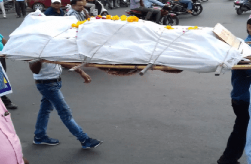 If You Suddenly See A Dead Body On The Road, Do These Things - रास्ते में दिख जाए शव यात्रा तो सबसे पहले करें ये काम, खुल जाएगी किस्मत | Patrika News