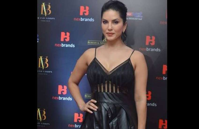 sunny-leone-talk-about-her-first-kiss-when-father-caught-her