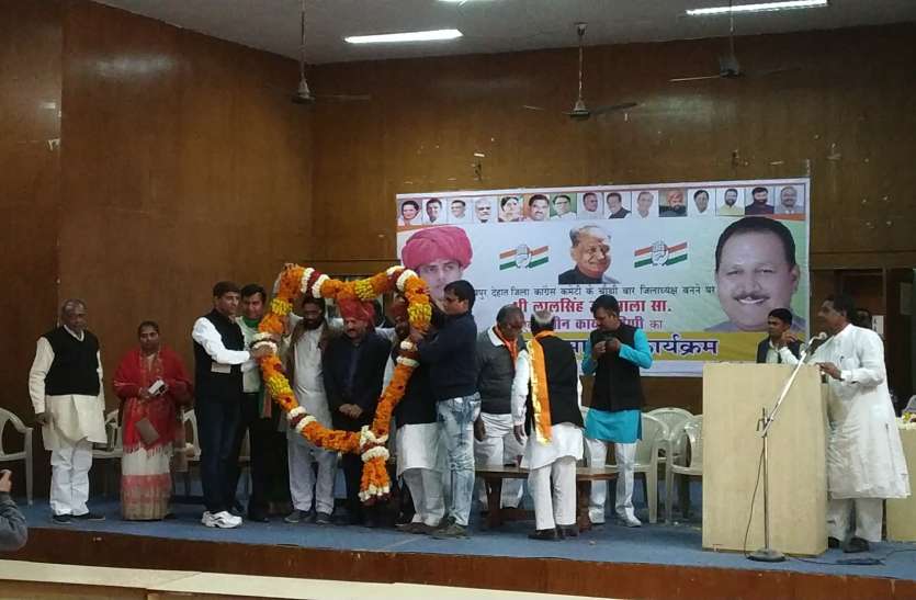 udaipur dehat congress कांग्रेस अध्यक्ष : कांग्रेस वर्कस किसको हराएंगे-किसको निपटाएंगे इससे बाहर निकले