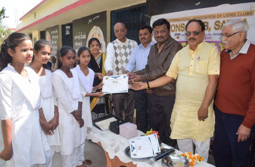 Certificate distributed to 50 students with sewing machine सिलाई मशीन के साथ 50 छात्राओं को वितरित किया गया प्रमाणपत्र