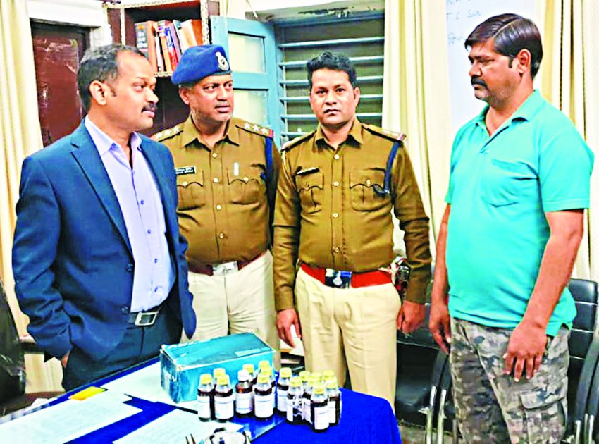 Fake doctor arrested for selling narcotics drugs नशीली दवाएं बेचने के आरोप में झोलाछाप डॉक्टर गिरफ्तार