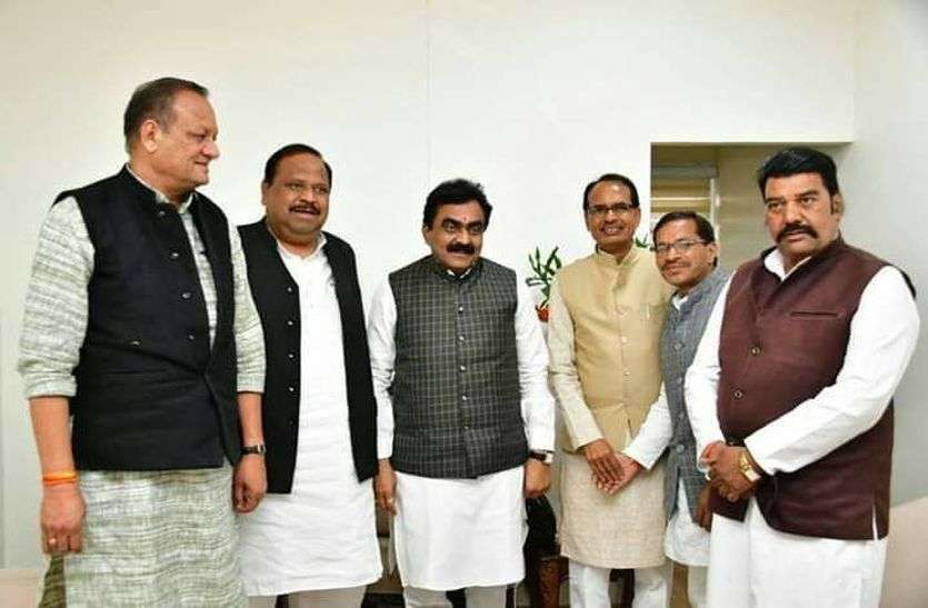 patrika पीएम की धार सभा से पहले बड़े बदलाव, बगावती नेताओं का साथ देना पड़ा भारी
