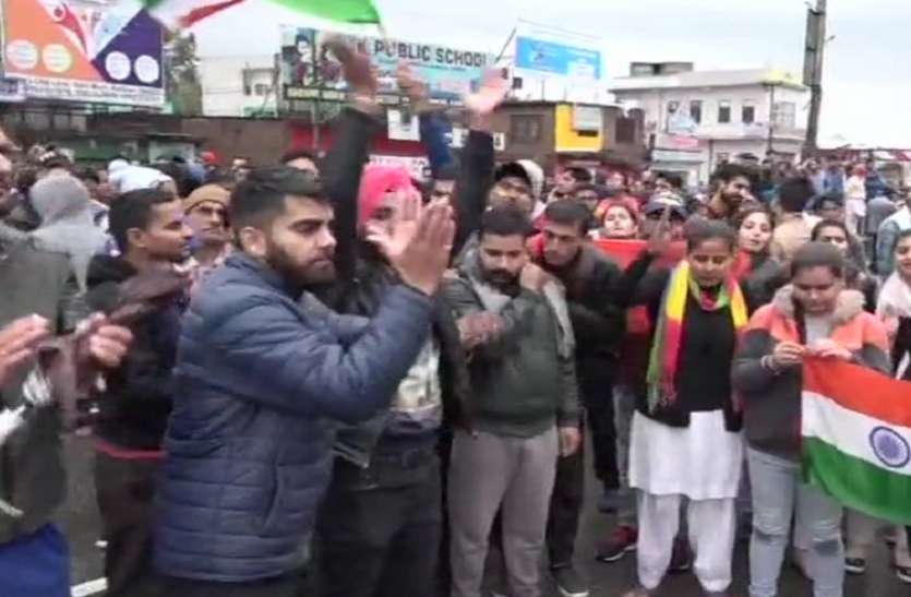 pulawama पुलवामा अटैक: कठुआ में स्थानीय लोगों ने पाकिस्तान के खिलाफ किया विरोध प्रदर्शन