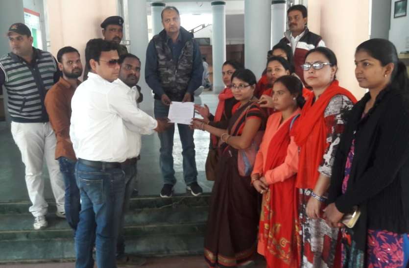 सिलेबस से बाहर के सवाल,छात्रों ने किया बवाल सिलेबस से बाहर के सवाल,छात्रों ने किया बवाल