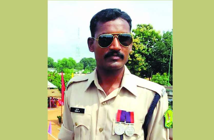 पुलवामा में शहीद हुए मंड्या के गुरु, गांव में पसरा मातम पुलवामा में शहीद हुए मंड्या के गुरु, गांव में पसरा मातम