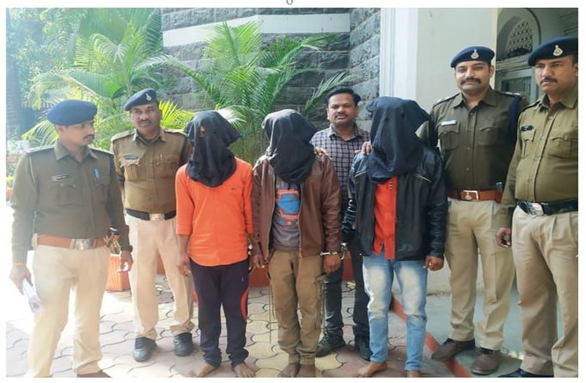 accused arrest व्यापारी को लूटने वाले बदमाशों ने पकड़े जाने पर पुलिसकर्मी पर तानी पिस्टल