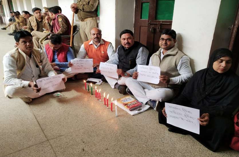 कार्यकारिणी बैठक का बहिष्कार कर श्रद्धांजलि देते पार्षद पूरा देश पुलवामा नरसंहार से दुःखी, मेयर चला रही थीं कार्यकारिणी की बजट बैठक, सपा-कांग्रेस पार्षदों का बहिष्कार, शहीदों को दी श्रद्धांंजलि