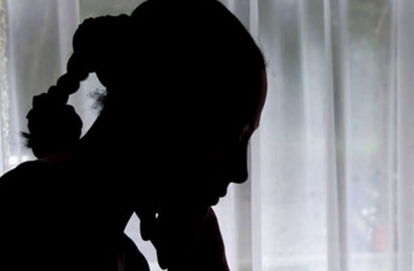 minor girl Rape in train रिश्तेदार के घर जाने स्टेशन पर बैठी थी नाबालिग, फिर युवक ने ट्रेन में ले जाकर किया ऐसा काम