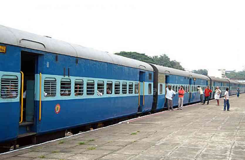 एक के बाद एक दो इंजन फेल चलती ट्रेन का इंजन हुआ फेल और फिर...